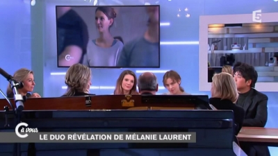 2014-11-07_-_C_a_vous_-_Lou_de_Laage_et_Josephine_Japy_mp40705.jpg