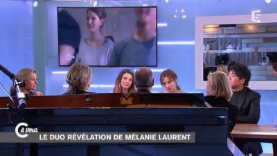2014-11-07_-_C_a_vous_-_Lou_de_Laage_et_Josephine_Japy_mp40706.jpg
