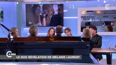 2014-11-07_-_C_a_vous_-_Lou_de_Laage_et_Josephine_Japy_mp40709.jpg