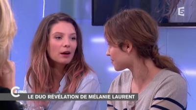 2014-11-07_-_C_a_vous_-_Lou_de_Laage_et_Josephine_Japy_mp40714.jpg