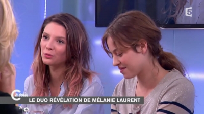 2014-11-07_-_C_a_vous_-_Lou_de_Laage_et_Josephine_Japy_mp40715.jpg