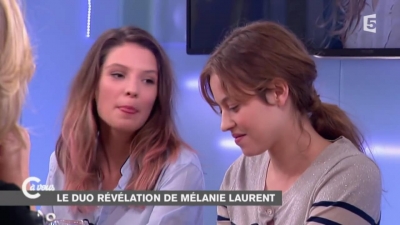 2014-11-07_-_C_a_vous_-_Lou_de_Laage_et_Josephine_Japy_mp40716.jpg