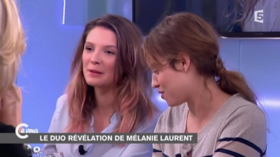 2014-11-07_-_C_a_vous_-_Lou_de_Laage_et_Josephine_Japy_mp40717.jpg