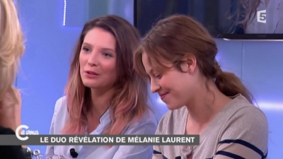 2014-11-07_-_C_a_vous_-_Lou_de_Laage_et_Josephine_Japy_mp40719.jpg