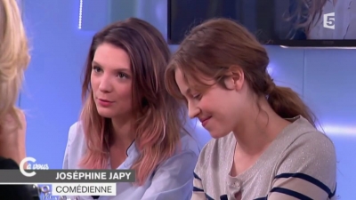 2014-11-07_-_C_a_vous_-_Lou_de_Laage_et_Josephine_Japy_mp40720.jpg