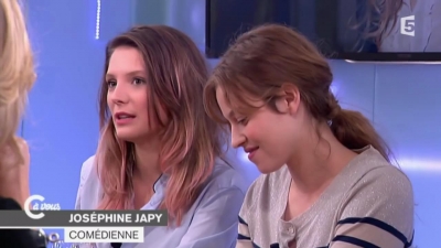 2014-11-07_-_C_a_vous_-_Lou_de_Laage_et_Josephine_Japy_mp40722.jpg