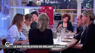 2014-11-07_-_C_a_vous_-_Lou_de_Laage_et_Josephine_Japy_mp40727.jpg