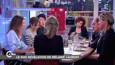 2014-11-07_-_C_a_vous_-_Lou_de_Laage_et_Josephine_Japy_mp40728.jpg