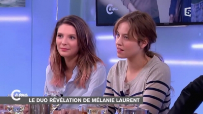 2014-11-07_-_C_a_vous_-_Lou_de_Laage_et_Josephine_Japy_mp40743.jpg