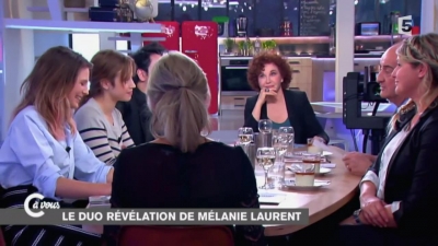 2014-11-07_-_C_a_vous_-_Lou_de_Laage_et_Josephine_Japy_mp40749.jpg