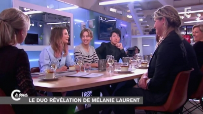 2014-11-07_-_C_a_vous_-_Lou_de_Laage_et_Josephine_Japy_mp40753.jpg