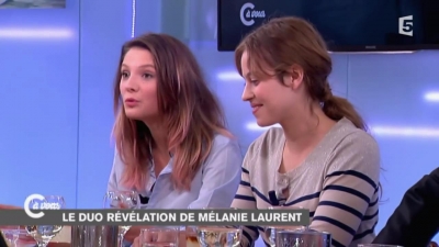 2014-11-07_-_C_a_vous_-_Lou_de_Laage_et_Josephine_Japy_mp40757.jpg