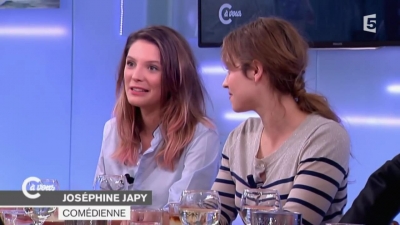 2014-11-07_-_C_a_vous_-_Lou_de_Laage_et_Josephine_Japy_mp40761.jpg