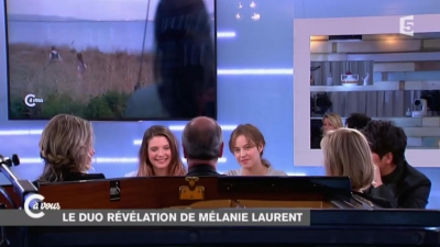 2014-11-07_-_C_a_vous_-_Lou_de_Laage_et_Josephine_Japy_mp40764.jpg