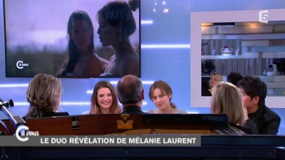 2014-11-07_-_C_a_vous_-_Lou_de_Laage_et_Josephine_Japy_mp40765.jpg