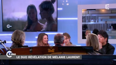 2014-11-07_-_C_a_vous_-_Lou_de_Laage_et_Josephine_Japy_mp40766.jpg