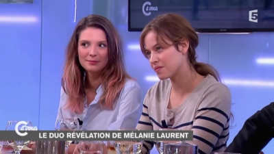2014-11-07_-_C_a_vous_-_Lou_de_Laage_et_Josephine_Japy_mp40771.jpg