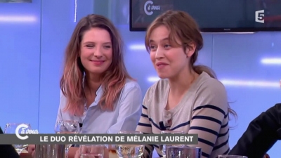 2014-11-07_-_C_a_vous_-_Lou_de_Laage_et_Josephine_Japy_mp40776.jpg
