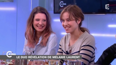 2014-11-07_-_C_a_vous_-_Lou_de_Laage_et_Josephine_Japy_mp40777.jpg