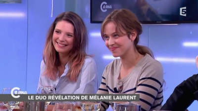 2014-11-07_-_C_a_vous_-_Lou_de_Laage_et_Josephine_Japy_mp40778.jpg