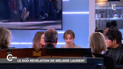 2014-11-07_-_C_a_vous_-_Lou_de_Laage_et_Josephine_Japy_mp40788.jpg