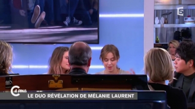 2014-11-07_-_C_a_vous_-_Lou_de_Laage_et_Josephine_Japy_mp40789.jpg