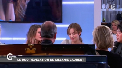 2014-11-07_-_C_a_vous_-_Lou_de_Laage_et_Josephine_Japy_mp40791.jpg