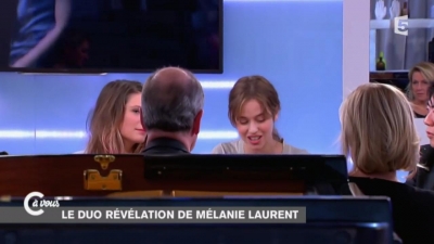 2014-11-07_-_C_a_vous_-_Lou_de_Laage_et_Josephine_Japy_mp40792.jpg