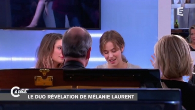 2014-11-07_-_C_a_vous_-_Lou_de_Laage_et_Josephine_Japy_mp40793.jpg