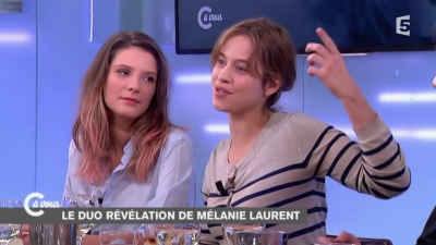2014-11-07_-_C_a_vous_-_Lou_de_Laage_et_Josephine_Japy_mp40795.jpg