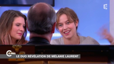 2014-11-07_-_C_a_vous_-_Lou_de_Laage_et_Josephine_Japy_mp40802.jpg