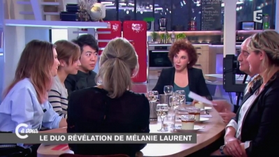 2014-11-07_-_C_a_vous_-_Lou_de_Laage_et_Josephine_Japy_mp40804.jpg