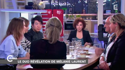2014-11-07_-_C_a_vous_-_Lou_de_Laage_et_Josephine_Japy_mp40805.jpg