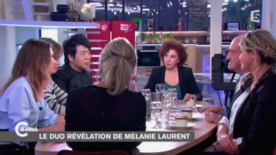 2014-11-07_-_C_a_vous_-_Lou_de_Laage_et_Josephine_Japy_mp40806.jpg