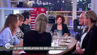 2014-11-07_-_C_a_vous_-_Lou_de_Laage_et_Josephine_Japy_mp40807.jpg