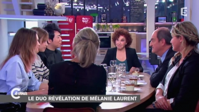 2014-11-07_-_C_a_vous_-_Lou_de_Laage_et_Josephine_Japy_mp40808.jpg