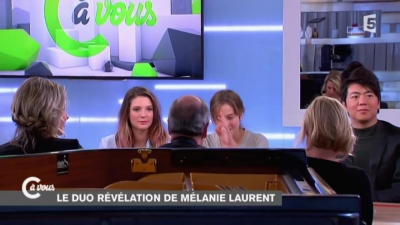 2014-11-07_-_C_a_vous_-_Lou_de_Laage_et_Josephine_Japy_mp40816.jpg