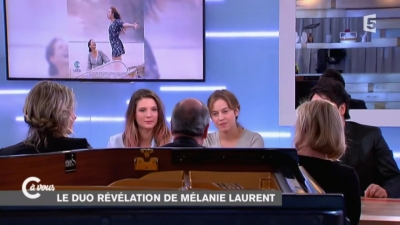2014-11-07_-_C_a_vous_-_Lou_de_Laage_et_Josephine_Japy_mp40817.jpg
