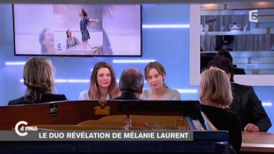 2014-11-07_-_C_a_vous_-_Lou_de_Laage_et_Josephine_Japy_mp40818.jpg