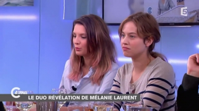 2014-11-07_-_C_a_vous_-_Lou_de_Laage_et_Josephine_Japy_mp40821.jpg